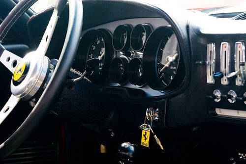 Ferrari 365 GTB Daytona klassiek sportwagen dashboard