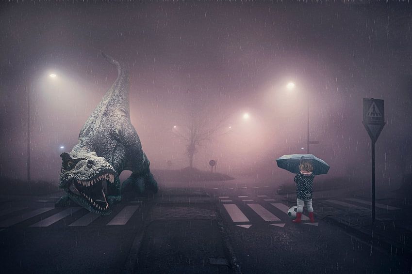 Magische Beeldbewerking: Meisje Speelt Voetbal met Dinosaurus in Mysterieuze Mist van <span class="secondary-font">Elianne van Turennout</span>