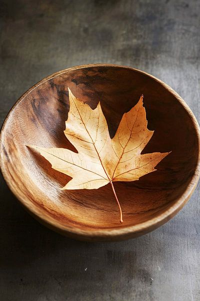 Bol en bois avec feuille d'automne par Imperial Art House