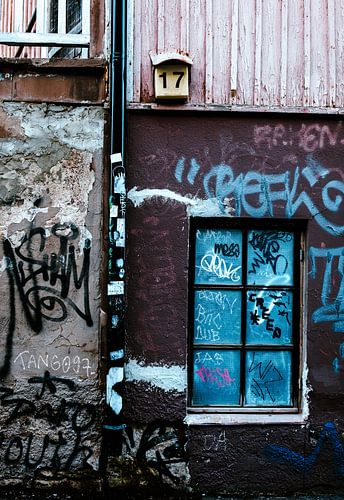 Fenêtre Bleue & N°17 – Façade Graffiti Urbaine