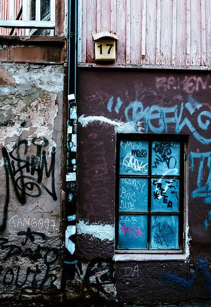 Fenêtre Bleue &amp; N°17 – Façade Graffiti Urbaine par Brave Toaster Photos
