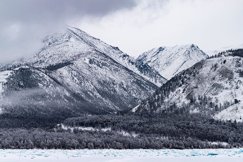 Des glaçons bleus sur les rives du lac Baïkal par Michèle Huge