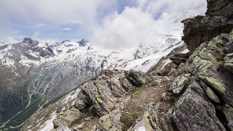 Hiking path in the Swiss Alps by André Hamerpagt