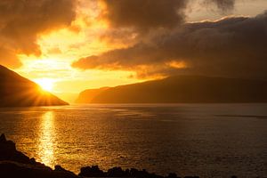 Coucher de soleil sur le fjord de Hvalvík : un moment de magie