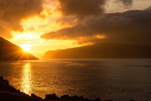 Zonsondergang boven de Hvalvík Fjord: Een Moment van Magie