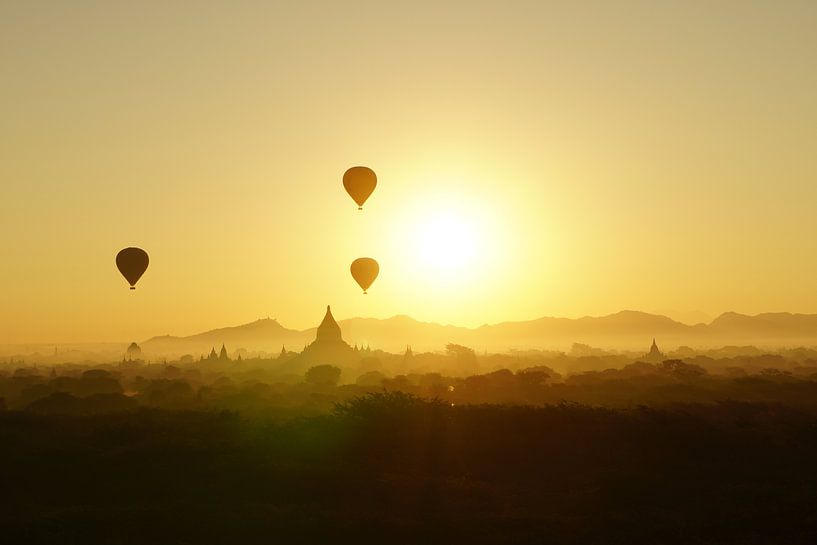 Bagan, Myanmar (Burma) by Ilse van N