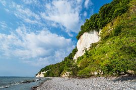 Falaises de craie sur la côte de la mer Baltique sur l'île de Rügen sur Rico Ködder