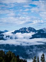 Des montagnes dans les nuages