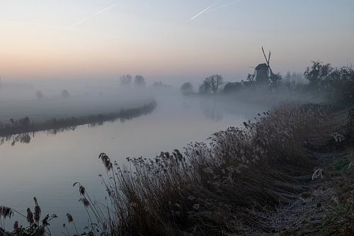 Windmühle in Beesd während der blauen Stunde und des Nebels von Michelle Peeters