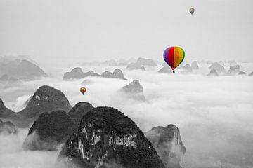 Hot air balloon over Yangshuo China (Zwart Wit) van Dennis Kruyt
