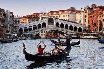 Zonsondergang Rialto brug in Venetië 
