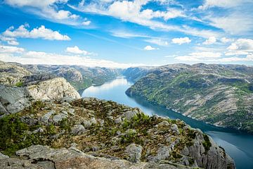Lysefjord gezien vanaf de Preikestolen (Preekstoel) in Noorwegen van Rietje Bulthuis