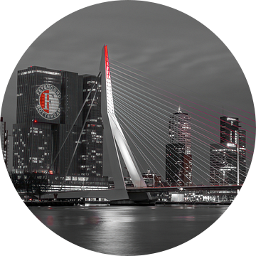 Feijenoord projectie op 'De Rotterdam' Black and white van Midi010 Fotografie