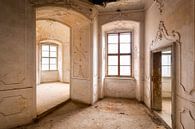 Chambre dans le palais abandonné. par Roman Robroek - Photos de bâtiments abandonnés Aperçu