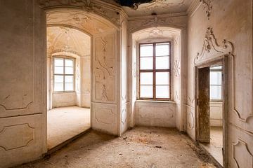 Chambre dans le palais abandonné. sur Roman Robroek