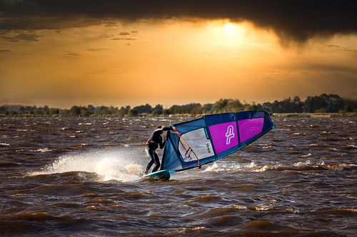 Windsurfing, do the Duck Jibe