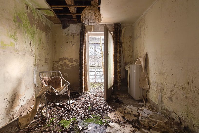 Verlassenes Hotelzimmer. von Roman Robroek – Fotos verlassener Gebäude