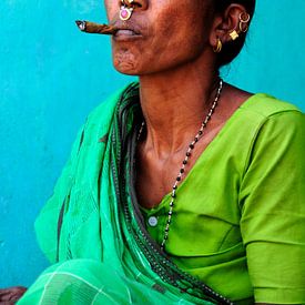 Femme fumeuse de cigares d'un adivasi de l'Inde. sur Ton Bijvank