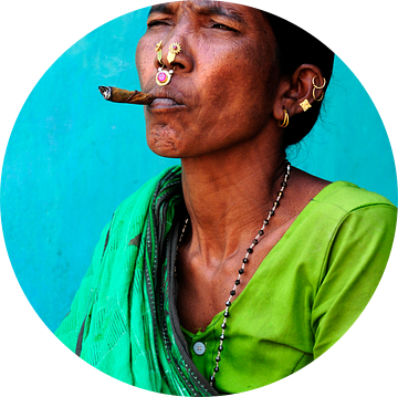 Sigaar rokende vrouw van een van de adivasi in India. van Ton Bijvank
