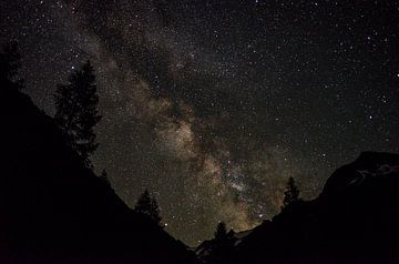 De Melkweg boven de Oostenrijkse Alpen van Christian Peters