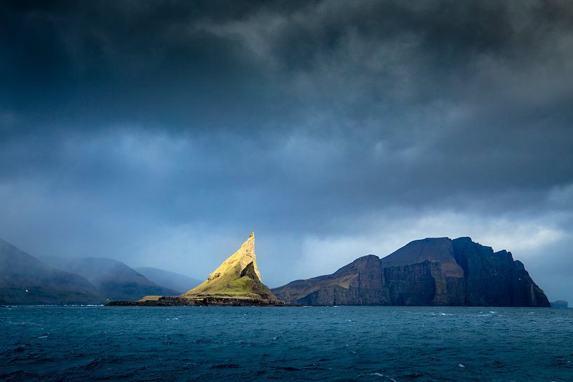 Tindhólmur gevangen in het zonlicht van Nando Harmsen