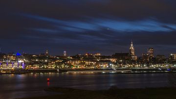 Skyline Nijmegen avondfotografie van Cindy Arts