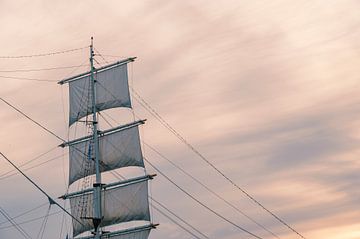 Oude mast en zeilen tijdens zonsondergang van Sjoerd van der Wal Fotografie