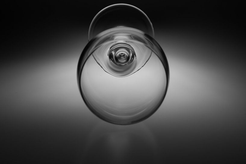 Image en noir et blanc d'un verre à vin avec un éclairage de fond doux par Kim Willems