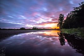 Holten, Sonnenuntergang. Reflexion an der Landstraße. von Frank Slaghuis