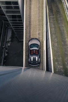 Audi R8 V10 in een Stijlvolle Parkeergarage met Zacht Licht van Sebastiaan van 't Hoog
