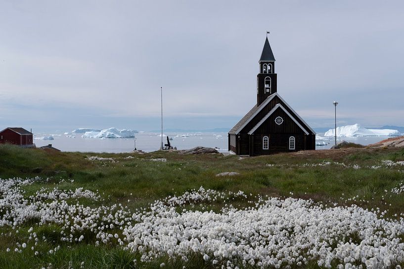 Eglise du Groenland avec des fleurs et des icebergs au loin. par Ralph Rozema