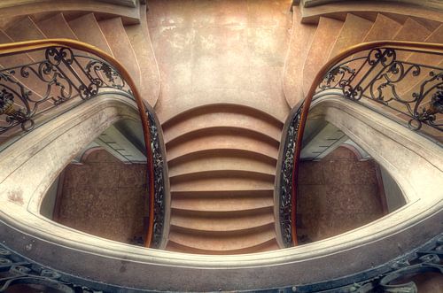Eleganz – wunderschönes Treppenhaus in einem Schloss von Roman Robroek – Fotos verlassener Gebäude