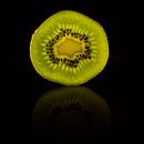 Schijfje kiwi met een reflectie van Erna Böhre thumbnail