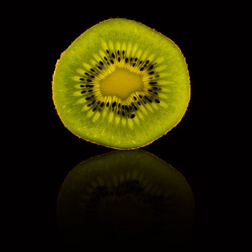 Schijfje kiwi met een reflectie
