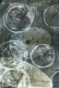 Formes organiques abstraites modernes dans des teintes terreuses : vert, beige, brun. sur Dina Dankers