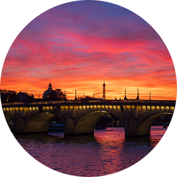 Gezicht op de Pont Neuf brug bij zonsondergang in Parijs, Fra van Rico Ködder