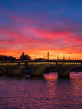 Gezicht op de Pont Neuf brug bij zonsondergang in Parijs, Fra van Rico Ködder
