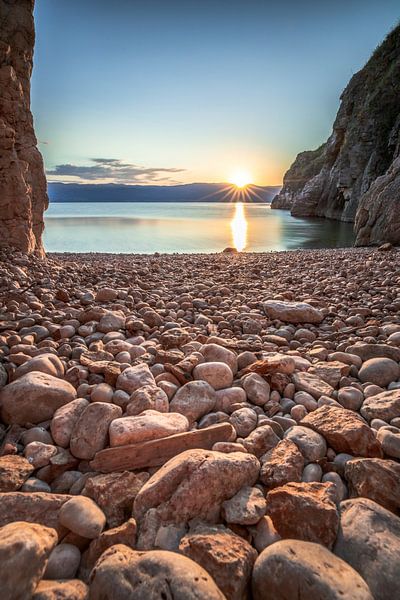 Zonsopgang in een baai met strand en rotsen, Kroatië Krk van Fotos by Jan Wehnert