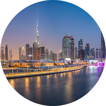 Dubai Water Canal en de  skyline van Dubai van Rene Siebring