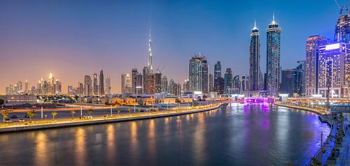 Dubai Water Canal und die Skyline von Dubai