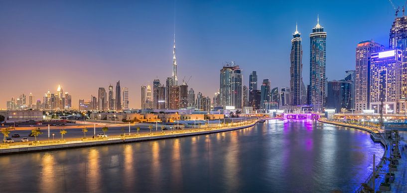 Dubai Water Canal und die Skyline von Dubai von Rene Siebring
