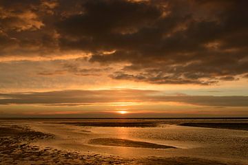 Farbenfroher Sonnenuntergang am Strand der Insel Schiermonnikoog