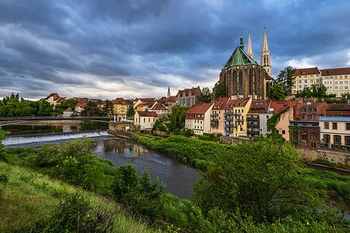 Uitzicht over de Neisse naar de St. Peter's kerk in Görlitz