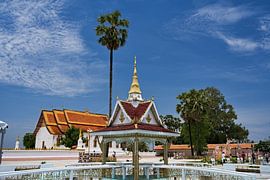 The golden stupa of Si Khottabong, between history and spirituality by Frank Photos