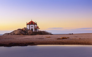 Kapelle am Strand bei Porto, Portugal