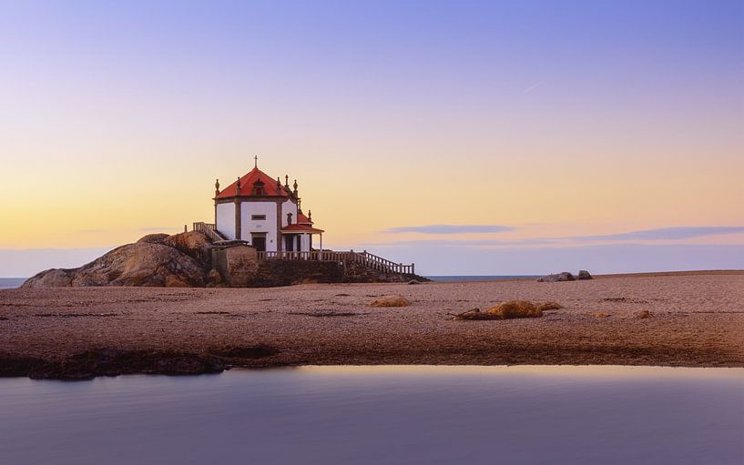Kapel op het strand bij Porto, Portugal van Adelheid Smitt