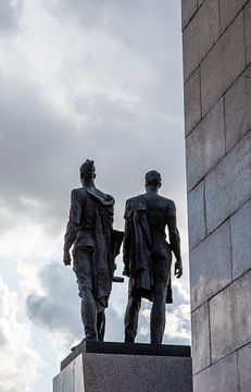 Geroicheskim Zashchitnikam Leningrada-Denkmal mit Statuen eines jungen russischen Arbeiters und eine von WorldWidePhotoWeb