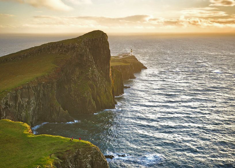 Sunset at Neist Point Lighthouse, Isle of Skye,  Scotland van Jasper van de Gein Photography