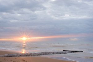 Wellenbrecher bei Sonnenuntergang