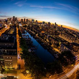 Rotterdam Skyline by night van Guido Pijper